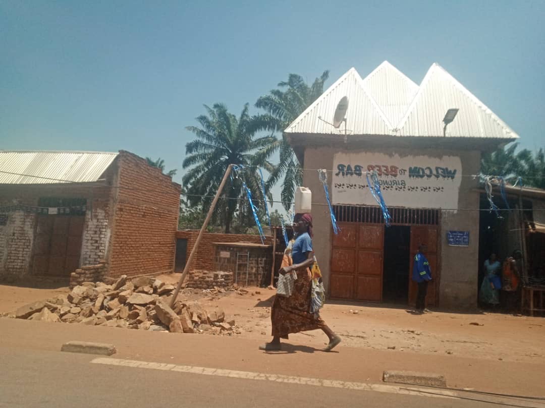 A woman in a street in Nyanza-Lac district (SOS Médias Burundi)