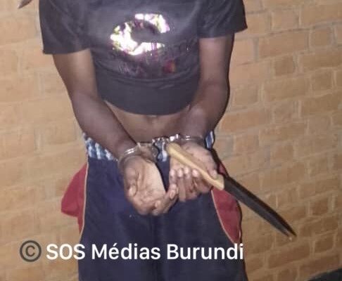 The alleged thief who was seriously injured by residents of the Mahama camp before handing him over to the police (SOS Médias Burundi)