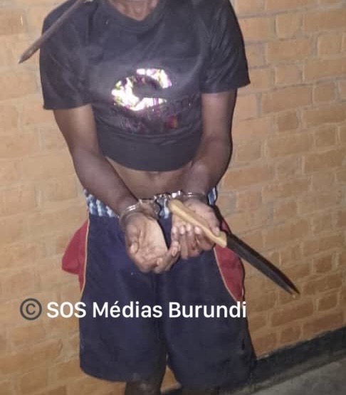 The alleged thief who was seriously injured by residents of the Mahama camp before handing him over to the police (SOS Médias Burundi)