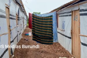 An alley where the new occupants of Gateri dry their clothes (SOS Médias Burundi)