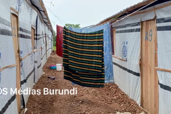 An alley where the new occupants of Gateri dry their clothes (SOS Médias Burundi)
