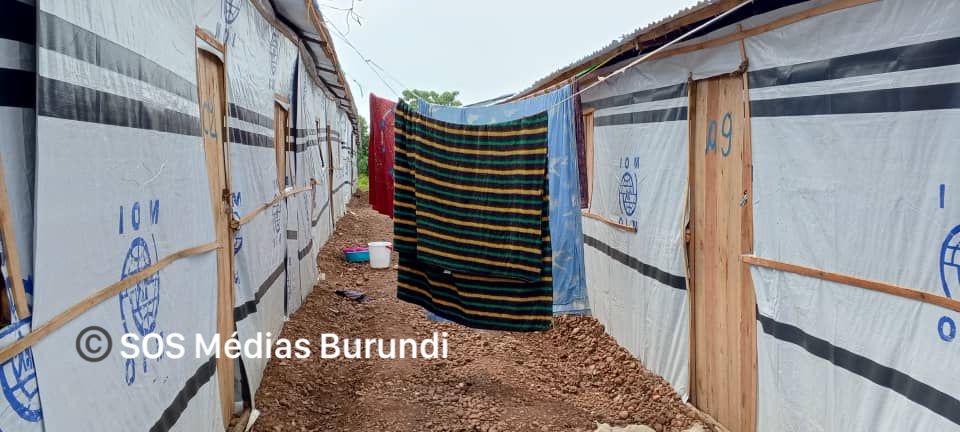 An alley where the new occupants of Gateri dry their clothes (SOS Médias Burundi)