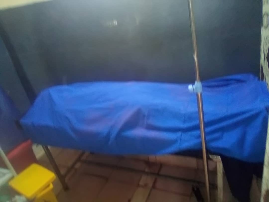 The body of Désiré Kwizerimana lying on a bed at the regional hospital of Gitega, DR