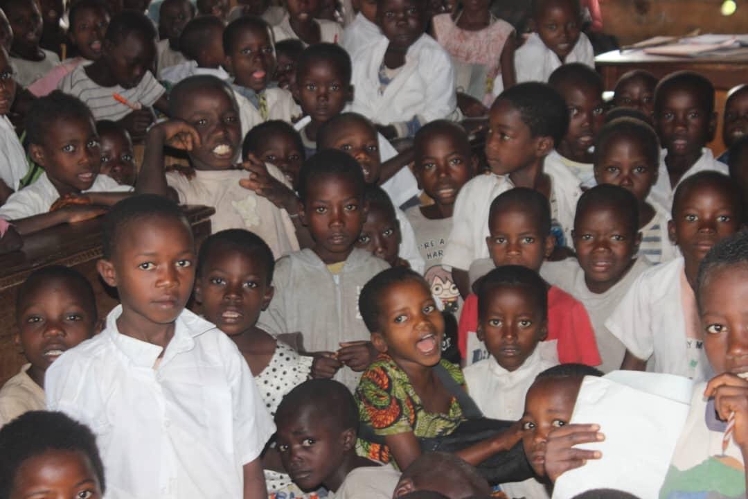 Children in a crowded room at the Burundian refugee camp of Mulongwe located in eastern Congo (SOS Médias Burundi)