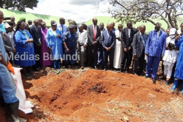 The chairperson of the CVR, Pierre Claver Ndayicariye and other commissioners of this commission, and Abel Gashatsi, second vice-speaker of the National Assembly at an exhumation site of human remains from the 1972 massacres in northeastern Burundi, May 4, 2021 (SOS Médias Burundi)