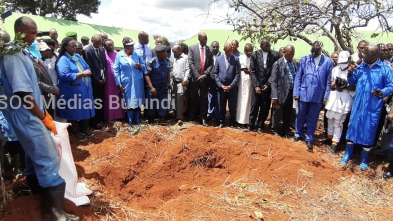 The chairperson of the CVR, Pierre Claver Ndayicariye and other commissioners of this commission, and Abel Gashatsi, second vice-speaker of the National Assembly at an exhumation site of human remains from the 1972 massacres in northeastern Burundi, May 4, 2021 (SOS Médias Burundi)