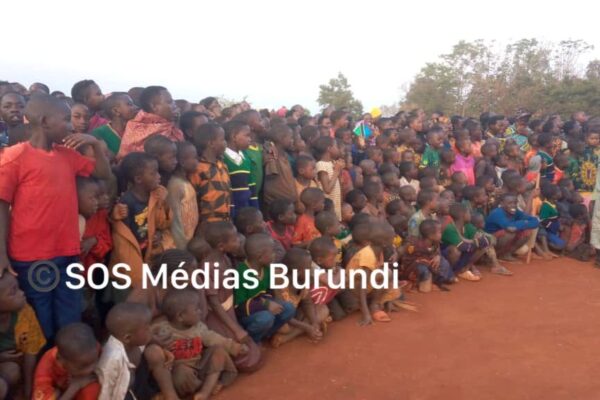 Several Burundian refugees including children in a meeting with Tanzanian authorities at Nduta camp in Tanzania (SOS Médias Burundi)