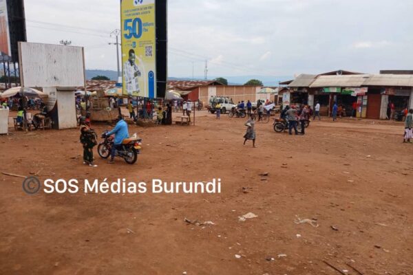 A parking lot without buses in Makamba (SOS Médias Burundi)