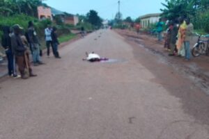 Residents look at the body of Cédric Iradukunda, February 5, 2025, DR