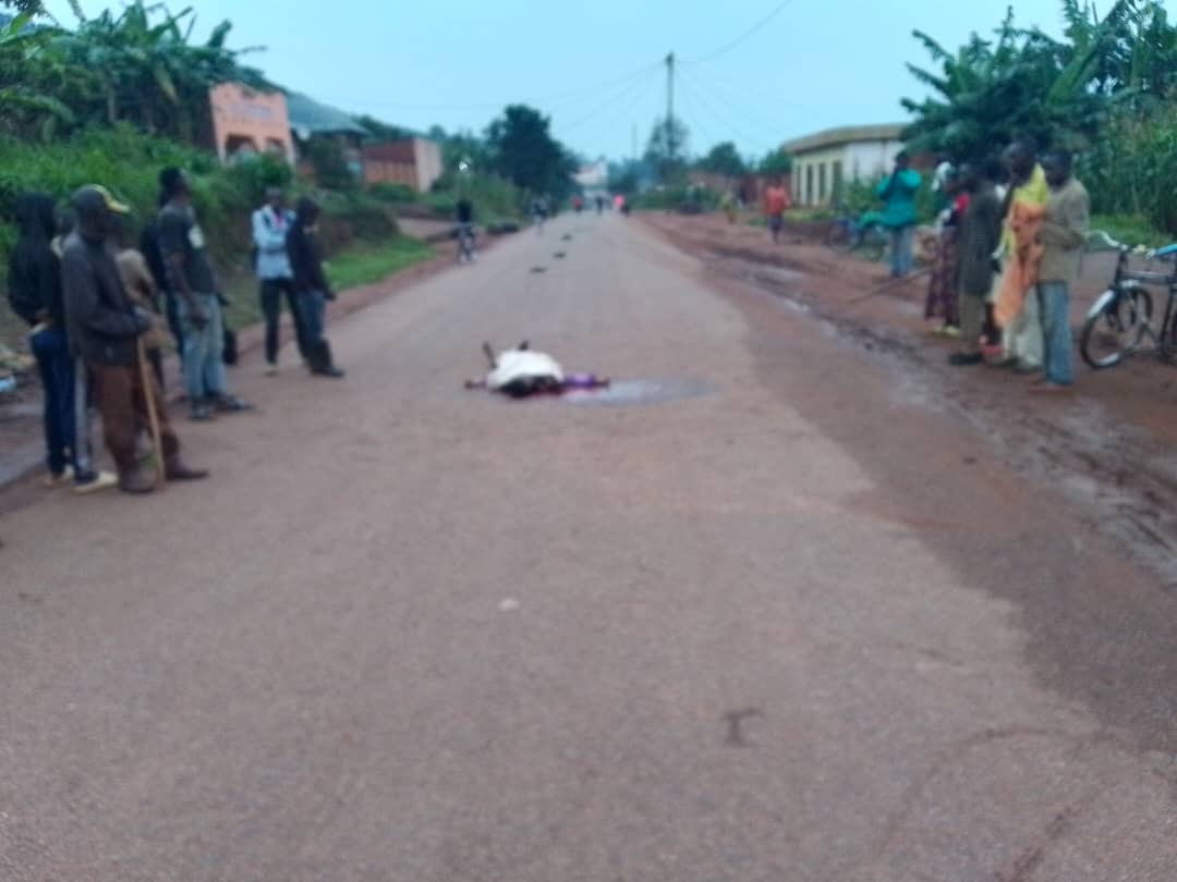 Residents look at the body of Cédric Iradukunda, February 5, 2025, DR