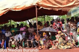 Des réfugiés burundais dans une réunion avec les autorités tanzaniennes au camp de Nyarugusu