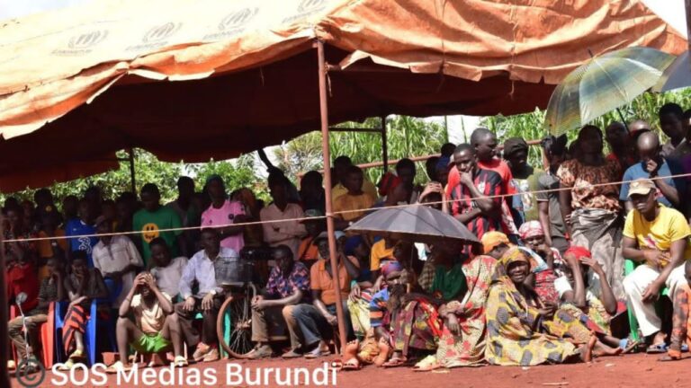 Des réfugiés burundais dans une réunion avec les autorités tanzaniennes au camp de Nyarugusu