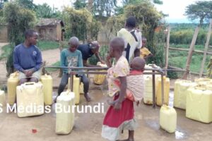 Refugees waiting for water from a tap at the Nakivale camp in Uganda (SOS Médias Burundi)