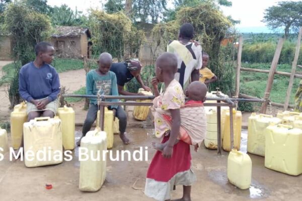 Refugees waiting for water from a tap at the Nakivale camp in Uganda (SOS Médias Burundi)