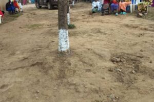 Residents of Nakivale camp gather to mourn Don Ishimwe, the little boy who died in a fire, February 2025 (SOS Médias Burundi)
