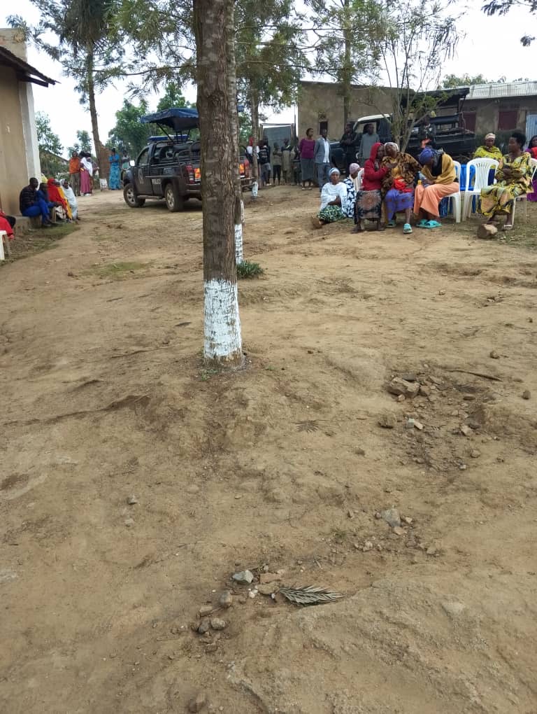 Residents of Nakivale camp gather to mourn Don Ishimwe, the little boy who died in a fire, February 2025 (SOS Médias Burundi)