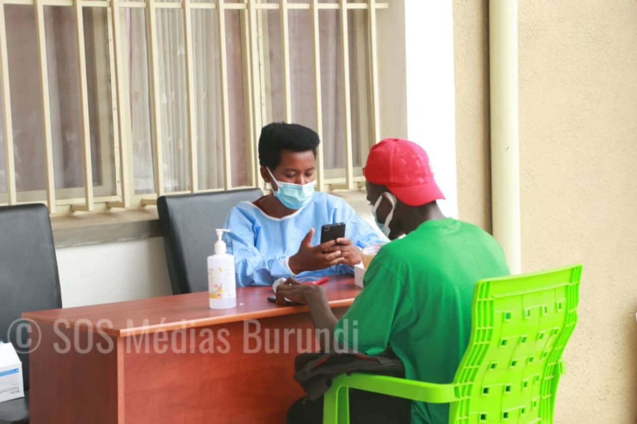 A resident of Bujumbura gets tested as part of a campaign to combat the spread of the Covid-19 pandemic (SOS Médias Burundi)