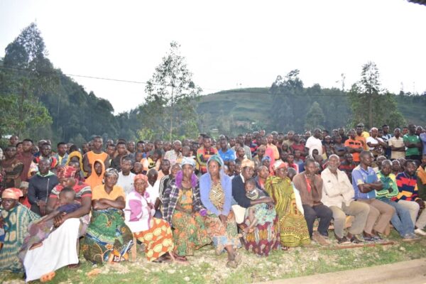 Residents of Cibitoke in a meeting with provincial governor Carême Bizoza, January 2025 (SOS Médias Burundi)
