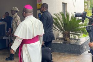 Monsignors Willy Ngumbi, Bishop of Goma and Donatien Nshole, Secretary General of Cenco, enter the meeting room with leaders of the AFC/M23 at Serena Hotel, February 12, 2025 in Goma (SOS Médias Burundi)