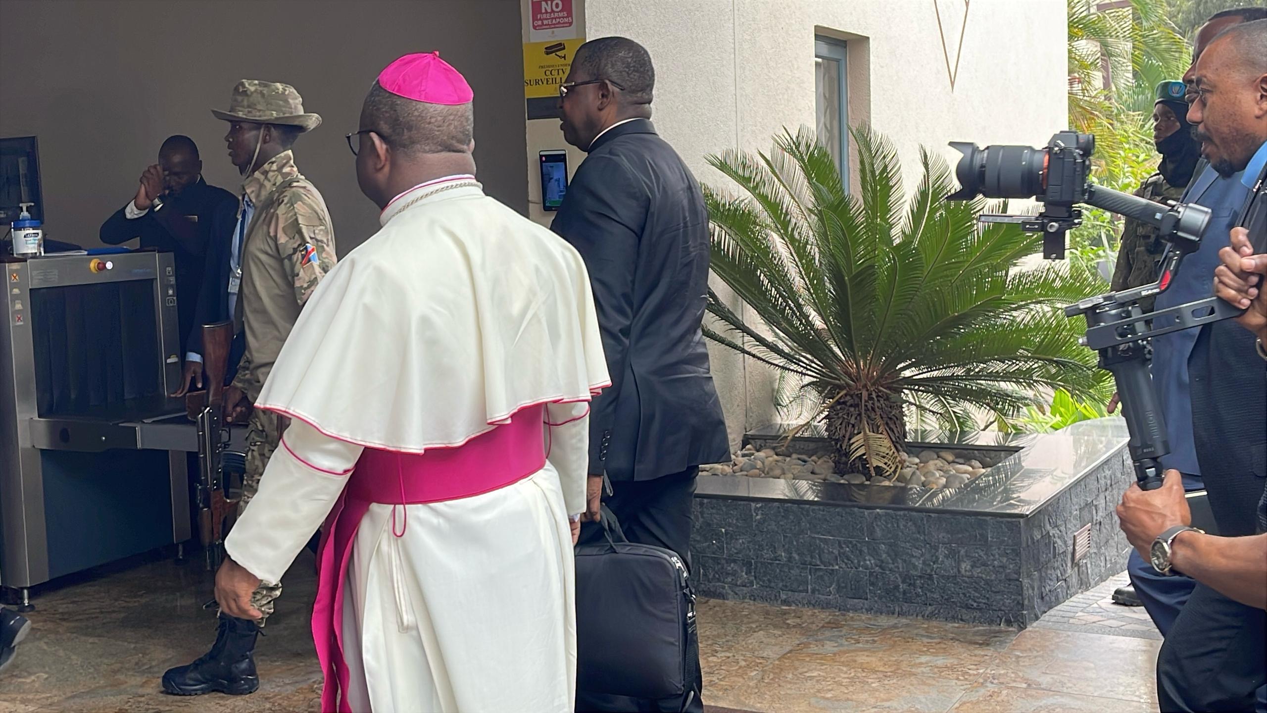 Monsignors Willy Ngumbi, Bishop of Goma and Donatien Nshole, Secretary General of Cenco, enter the meeting room with leaders of the AFC/M23 at Serena Hotel, February 12, 2025 in Goma (SOS Médias Burundi)