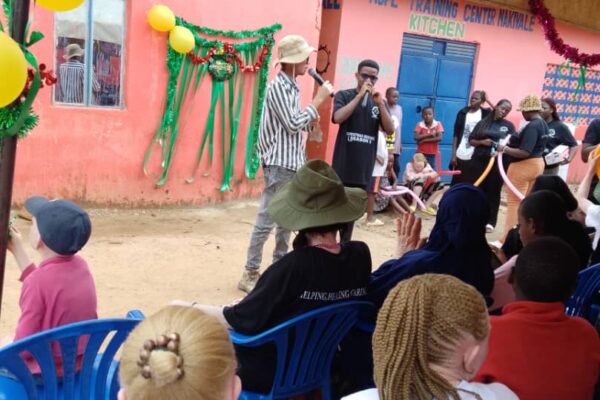 Refugees composed of mostly albino children, at a party organized by the NGO Hope Training Center in Nakivale, December 23, 2024 (SOS Médias Burundi)