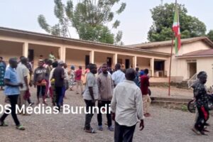 Cibitoke residents in front of the provincial court to follow the trial of Paul Hakizimana, known as Ndondo, on March 6, 2025 (SOS Médias Burundi)
