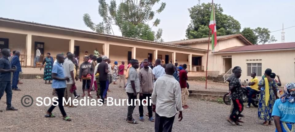 Cibitoke residents in front of the provincial court to follow the trial of Paul Hakizimana, known as Ndondo, on March 6, 2025 (SOS Médias Burundi)