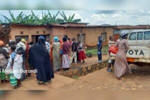 Des habitants sur un lieu d’une découverte macabre dans la ville de Gitega, mars 2022 © SOS Médias Burundi