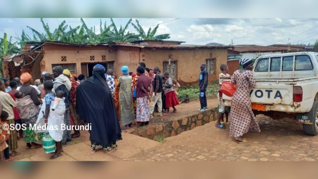Des habitants sur un lieu d’une découverte macabre dans la ville de Gitega, mars 2022 © SOS Médias Burundi