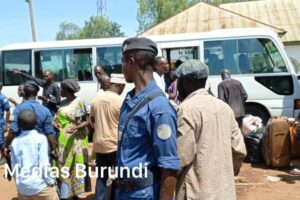 Des policiers en train de forcer des réfugiés congolais à monter dans des bus destinés à les ramener sur le site de Musenyi dans le sud-est du Burundi © SOS Médias Burundi