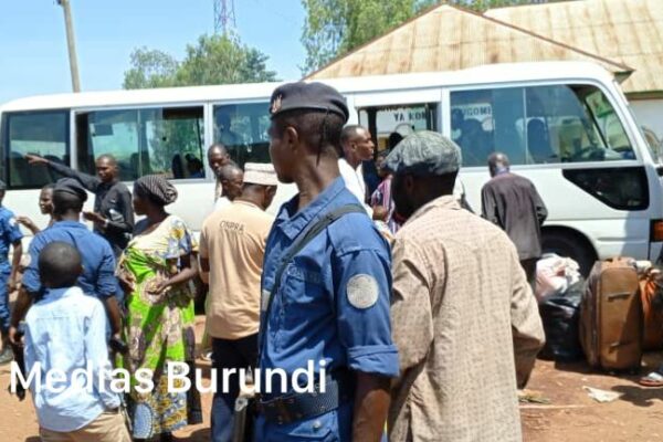 Des policiers en train de forcer des réfugiés congolais à monter dans des bus destinés à les ramener sur le site de Musenyi dans le sud-est du Burundi © SOS Médias Burundi