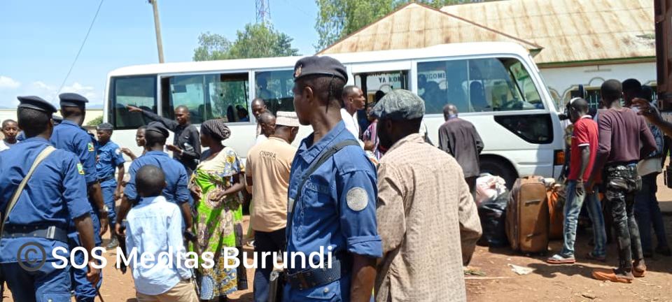 Des policiers en train de forcer des réfugiés congolais à monter dans des bus destinés à les ramener sur le site de Musenyi dans le sud-est du Burundi © SOS Médias Burundi