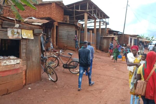 des résidents de Rutegama dans le centre où le corps d'Antoine Ndikumana a été retrouvé © SOS Médias Burundi
