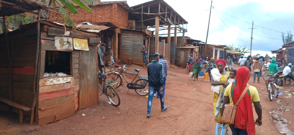 des résidents de Rutegama dans le centre où le corps d'Antoine Ndikumana a été retrouvé © SOS Médias Burundi