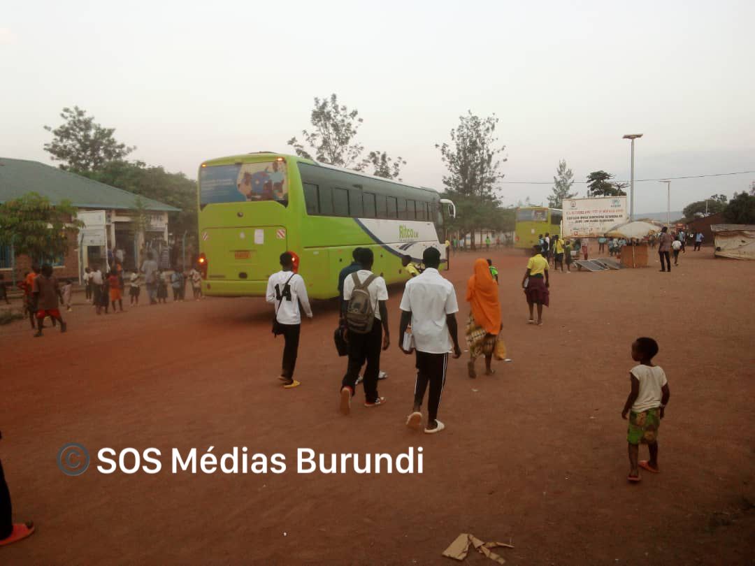 Un bus transportant des réfugiés congolais traverse une rue du camp de Mahama, le 24 septembre 2024