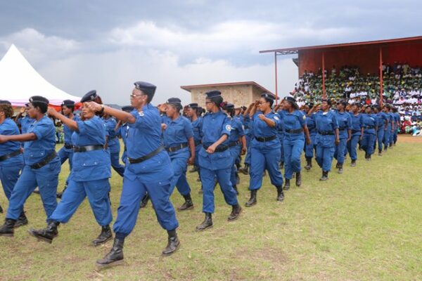 Un défilé de femmes policières dans un stade de Ruyigi à l'est du Burundi en marge de la célébration de la journée dédiée aux droits des femmes, DR