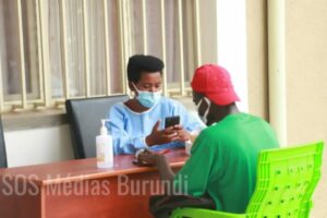 Un habitant de Bujumbura se fait dépister dans le cadre d’une campagne de lutte contre la propagation de la pandémie de Covid-19 © SOS Médias Burundi