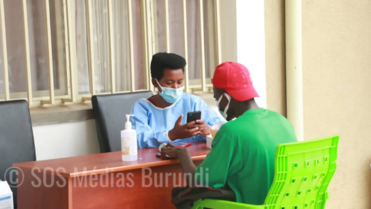 Un habitant de Bujumbura se fait dépister dans le cadre d’une campagne de lutte contre la propagation de la pandémie de Covid-19 © SOS Médias Burundi