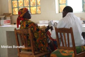 A rural woman in a health facility in Burundi (SOS Médias Burundi)