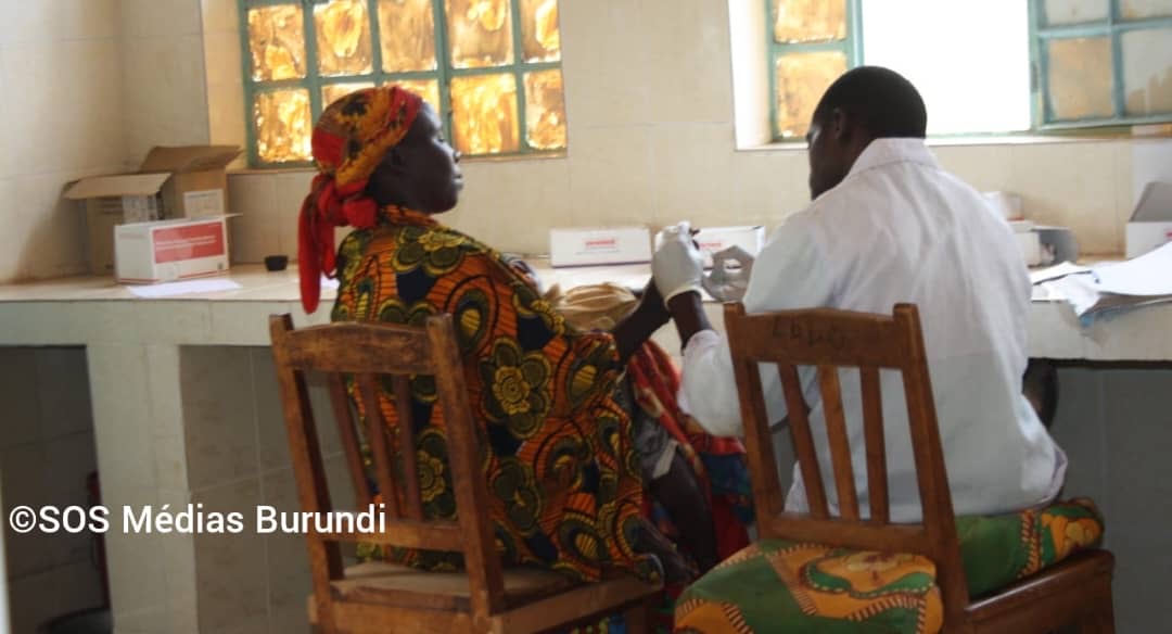 A rural woman in a health facility in Burundi (SOS Médias Burundi)