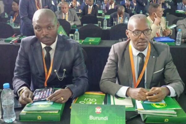 À droite avec les lunettes, le secrétaire général de la FFB Jérémie Manirakiza s'assoie avec le général de brigade de police Alexandre Muyenge, président de la FFB. Les deux hommes rentraient d'une même mission officielle au Maroc quand Manirakiza a été arrêté à l'aéroport de Bujumbura, en présence du président de la FFB
