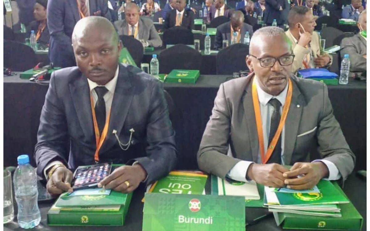 À droite avec les lunettes, le secrétaire général de la FFB Jérémie Manirakiza s'assoie avec le général de brigade de police Alexandre Muyenge, président de la FFB. Les deux hommes rentraient d'une même mission officielle au Maroc quand Manirakiza a été arrêté à l'aéroport de Bujumbura, en présence du président de la FFB