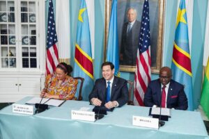 Au milieu, le secrétaire d’État américain Marco Rubio entouré par les ministres Kayikwamba et Nduhungirehe, crédit photo le compte X de Marco Rubio