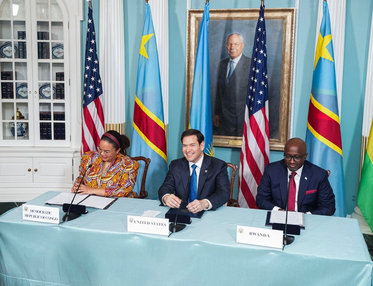 Au milieu, le secrétaire d’État américain Marco Rubio entouré par les ministres Kayikwamba et Nduhungirehe, crédit photo le compte X de Marco Rubio