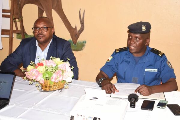 De gauche à droite, Jean Marie Nshimirimana, représentant de l’association Ntabariza et le général-major de police Lambert Habonimana lors de la réunion de Kirundo ,avril 2025