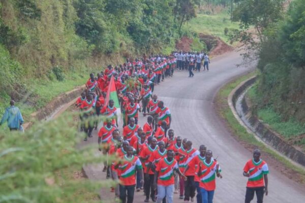 Des Imbonerakure défilent dans une rue principale à Makamba dans le cadre des entraînements paramilitaires organisés par le parti au pouvoir, le CNDD-FDD. Ils sont accusés d'abus contre les opposants