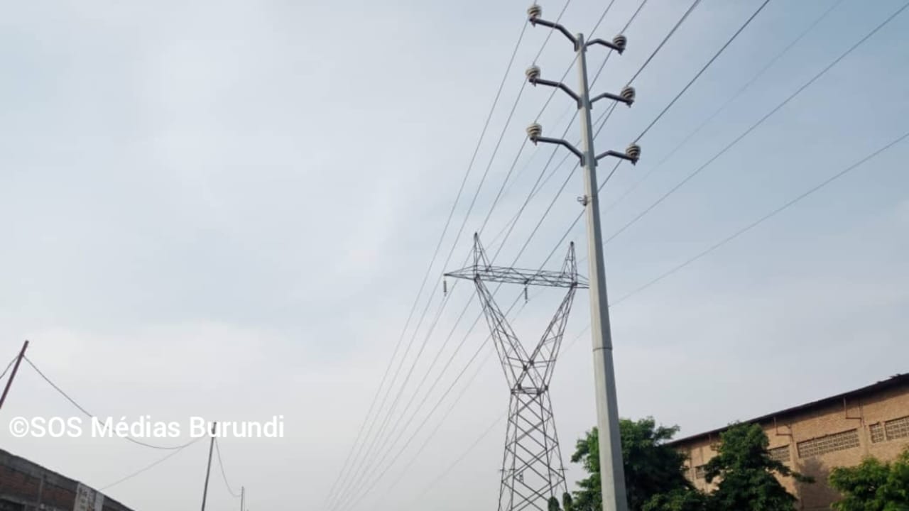 Des câbles et poteaux de la Regideso ,la seule entreprise étatique en charge de la distribution d’eau et d'électricité au Burundi © SOS Médias Burundi