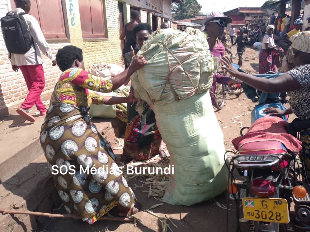 Des commerçantes réceptionnent des sacs de produits vivriers avant de les revendre au marché de Bubanza, avril 2025 © SOS Médias Burundi