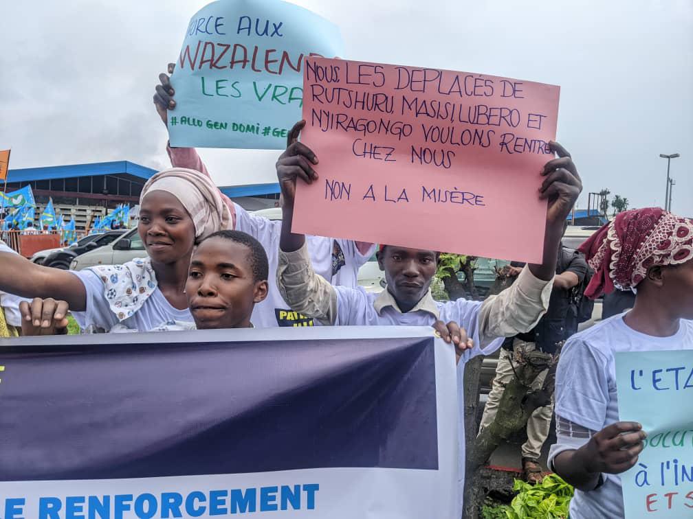 Des femmes et des hommes manifestent contre l'insécurité à l'est du Congo, le 22 novembre 2024 à Goma