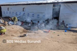 Des femmes et leurs enfants devant un hangar abritant de nouveaux réfugiés au camp de Mulongwe à l'est du Congo © SOS Médias Burundi